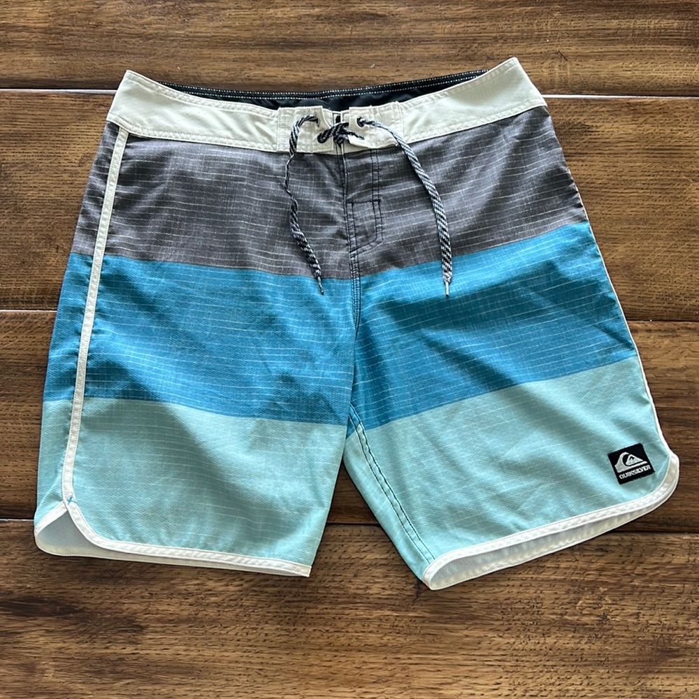 Quiksilver Size 36 Waist Bathing suit w/Velcro back pocket